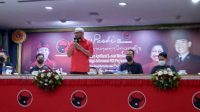 KETUT Suryadi (pegang mik) saat acara penutupan Pelatihan Aplikasi Sosial Media dan Teknologi Informasi PDIP di Hotel Grand Bali Beach Sanur, Minggu (30/5/2021) petang. Foto: ist KETUT Suryadi (pegang mik) saat acara penutupan Pelatihan Aplikasi Sosial Media dan Teknologi Informasi PDIP di Hotel Grand Bali Beach Sanur, Minggu (30/5/2021) petang. Foto: ist