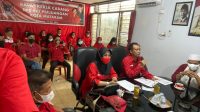 KETUA DPC PDIP Kota Mataram, Made Slamet; bersama Sekretaris DPC, Nyayu Ernawati, dan seluruh fungsionaris DPC, PAC dan ranting saat mengikuti Rakercab secara virtual, Senin (17/5/2021). Foto: rul KETUA DPC PDIP Kota Mataram, Made Slamet; bersama Sekretaris DPC, Nyayu Ernawati, dan seluruh fungsionaris DPC, PAC dan ranting saat mengikuti Rakercab secara virtual, Senin (17/5/2021). Foto: rul