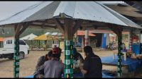PENGUNJUNG mendatangi salah satu warung di jalur shortcut titik 5-6 di Buleleng. Foto: ist PENGUNJUNG mendatangi salah satu warung di jalur shortcut titik 5-6 di Buleleng. Foto: ist