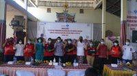 KETUT Kariyasa Adnyana (lima dari kanan) foto bersama usai menyerahkan paket kebutuhan pokok di sela sosialisasi “Pendataan Keluarga Dan Kelompok Sasaran Bangga Kencana bersama BKKBN” di Desa Penuktukan, Tejakula, Buleleng, Rabu (5/5/2021). Foto: ist KETUT Kariyasa Adnyana (lima dari kanan) foto bersama usai menyerahkan paket kebutuhan pokok di sela sosialisasi “Pendataan Keluarga Dan Kelompok Sasaran Bangga Kencana bersama BKKBN” di Desa Penuktukan, Tejakula, Buleleng, Rabu (5/5/2021). Foto: ist