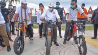 PRESIDEN PKS, Ahmad Syaikhu (tengah), didampingi Gubernur Zulkieflimansyah (kanan) saat mencoba sepeda listrik Le-Bui (Lombok E-Bike Builder) dalam kunjungan ke sirkuit Mandalika di Kabupaten Lombok Tengah, beberapa waktu lalu. Foto: rul PRESIDEN PKS, Ahmad Syaikhu (tengah), didampingi Gubernur Zulkieflimansyah (kanan) saat mencoba sepeda listrik Le-Bui (Lombok E-Bike Builder) dalam kunjungan ke sirkuit Mandalika di Kabupaten Lombok Tengah, beberapa waktu lalu. Foto: rul