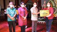 PUTRI Suastini Koster; didampingi Dirut Bank BPD Bali I Nyoman Sudharma; bersama Komisaris Utama Ida Bagus Putu Anom Redhi, saat menyerahkan hadiah lomba paduan suara. Foto: ist PUTRI Suastini Koster; didampingi Dirut Bank BPD Bali I Nyoman Sudharma; bersama Komisaris Utama Ida Bagus Putu Anom Redhi, saat menyerahkan hadiah lomba paduan suara. Foto: ist