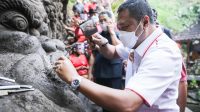 BUPATI Gianyar, I Made Mahayastra, ikut mengukir relief di Pura Beji Dalem Jantur Desa Mas, Kecamatan Ubud, Gianyar, Senin (17/5/2021). Foto: adi BUPATI Gianyar, I Made Mahayastra, ikut mengukir relief di Pura Beji Dalem Jantur Desa Mas, Kecamatan Ubud, Gianyar, Senin (17/5/2021). Foto: adi