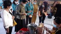 KETUA TP PKK Provinsi Bali, Putri Suastini Koster, meninjau pelatihan pembuatan dupa di PT Sasjam Riri (Kaori Group), Jl. Raya Mas Ubud, Gianyar, Rabu (5/5/2021). Foto: adi KETUA TP PKK Provinsi Bali, Putri Suastini Koster, meninjau pelatihan pembuatan dupa di PT Sasjam Riri (Kaori Group), Jl. Raya Mas Ubud, Gianyar, Rabu (5/5/2021). Foto: adi