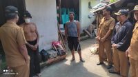 PENYERAHAN bantuan sembako kepada warga yang menjalani isolasi akibat Covid-19 di Desa Tegalinggah, Karangasem, Senin (3/5/2021). Foto: ist PENYERAHAN bantuan sembako kepada warga yang menjalani isolasi akibat Covid-19 di Desa Tegalinggah, Karangasem, Senin (3/5/2021). Foto: ist