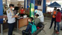 PETUGAS melakukan tes cepat antigen terhadap penumpang yang tiba di Terminal Mengwi, Badung, Selasa (18/5/2021). Empat orang penumpang diketahui berhasil lolos masuk Bali tanpa surat bebas Covid-19. Foto: ist PETUGAS melakukan tes cepat antigen terhadap penumpang yang tiba di Terminal Mengwi, Badung, Selasa (18/5/2021). Empat orang penumpang diketahui berhasil lolos masuk Bali tanpa surat bebas Covid-19. Foto: ist