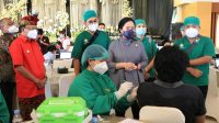 PUAN Maharani didampingi Wayan Koster tampak berbincang dengan seorang peserta vaksinasi di Denpasar, Kamis (27/5/2021). Foto: ist PUAN Maharani didampingi Wayan Koster tampak berbincang dengan seorang peserta vaksinasi di Denpasar, Kamis (27/5/2021). Foto: ist