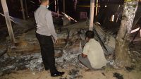 POLISI memeriksa lokasi kebakaran warung milik warga Tempek Pantunan Banjar Bangkiangsidem, Desa Bangbang, Kecamatan Tembuku, Bangli. Foto: ist POLISI memeriksa lokasi kebakaran warung milik warga Tempek Pantunan Banjar Bangkiangsidem, Desa Bangbang, Kecamatan Tembuku, Bangli. Foto: ist