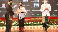 Putri Koster menyerahkan hadiah Lomba Menulis Puisi
