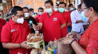 BUPATI Tabanan, I Komang Gede Sanjaya, saat meninjau stan yang menjajakan produk olahan pertanian dan UMKM se-Kabupaten Tabanan usai membuka Rumah Kreatif Tabanan Hub-BPD Bali, baru-baru ini. Foto: ist BUPATI Tabanan, I Komang Gede Sanjaya, saat meninjau stan yang menjajakan produk olahan pertanian dan UMKM se-Kabupaten Tabanan usai membuka Rumah Kreatif Tabanan Hub-BPD Bali, baru-baru ini. Foto: ist