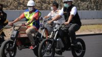 MENTERI Pariwisata dan Ekonomi Kreatif, Sandiaga Salahudin Uno (kiri) bersama Gubernur Zulkieflimansyah saat meninjau Sirkuit Mandalika, Kamis (6/5/2021). Foto: ist MENTERI Pariwisata dan Ekonomi Kreatif, Sandiaga Salahudin Uno (kiri) bersama Gubernur Zulkieflimansyah saat meninjau Sirkuit Mandalika, Kamis (6/5/2021). Foto: ist