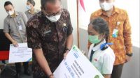 SEKDA Gianyar menyerahkan beasiswa dari BPJS Ketenagakerjaan. Foto: adi SEKDA Gianyar menyerahkan beasiswa dari BPJS Ketenagakerjaan. Foto: adi