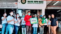KETUA Tantri Bank BPD Bali, Ni Wayan Sony Sudharma; beserta Nyonya IB Arsa Putra; didampingi IB Kompyang Wiranata; dan Kepala Bank BPD Bali Cabang Utama Denpasar Putu Dharmapatni, saat menyerahkan paket sembako di Pasar Badung, Minggu (23/5/2021). Foto: ist KETUA Tantri Bank BPD Bali, Ni Wayan Sony Sudharma; beserta Nyonya IB Arsa Putra; didampingi IB Kompyang Wiranata; dan Kepala Bank BPD Bali Cabang Utama Denpasar Putu Dharmapatni, saat menyerahkan paket sembako di Pasar Badung, Minggu (23/5/2021). Foto: ist
