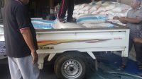 ANGGOTA DPRD NTB Dapil Lombok Timur Selatan, Najamuddin Mustafa, menyiapkan bantuan paket sembako Lebaran sebanyak 35 ribu paket untuk warga miskin di wilayahnya, Selasa (4/5/2021). Foto: rul ANGGOTA DPRD NTB Dapil Lombok Timur Selatan, Najamuddin Mustafa, menyiapkan bantuan paket sembako Lebaran sebanyak 35 ribu paket untuk warga miskin di wilayahnya, Selasa (4/5/2021). Foto: rul