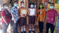 DUA siswa SMPN 1 Denpasar, Bryan Junov Scofield Ramadhan dan Anak Agung Gede Krisna Kesumawijaya, foto bersama Kasek I Gusti Ayu Putu Tirtawati, guru pembina dan orangtua siswa. Foto: tra DUA siswa SMPN 1 Denpasar, Bryan Junov Scofield Ramadhan dan Anak Agung Gede Krisna Kesumawijaya, foto bersama Kasek I Gusti Ayu Putu Tirtawati, guru pembina dan orangtua siswa. Foto: tra