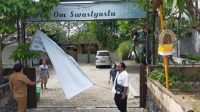 SPANDUK penutupan ashram di Jalan Tukad Balian, Desa Sidakarya, Kota Denpasar, diturunkan oleh aparat desa setempat, Senin (17/5/2021). Sebelumnya spanduk tersebut dipasang oleh massa dari sejumlah ormas. Foto: ist SPANDUK penutupan ashram di Jalan Tukad Balian, Desa Sidakarya, Kota Denpasar, diturunkan oleh aparat desa setempat, Senin (17/5/2021). Sebelumnya spanduk tersebut dipasang oleh massa dari sejumlah ormas. Foto: ist