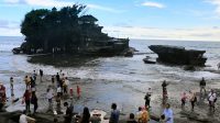 BEBERAPA wisatawan lokal memanfaatkan libur Idul Fitri 2021 dengan berkunjung ke destinasi atau daya tarik wisata. Salah satunya ke DTW Tanah Lot. Foto: gap BEBERAPA wisatawan lokal memanfaatkan libur Idul Fitri 2021 dengan berkunjung ke destinasi atau daya tarik wisata. Salah satunya ke DTW Tanah Lot. Foto: gap