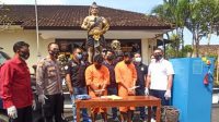 TERSANGKA pencuri kompresor usai diminta keterangan di Polsek Ubud. Foto: adi TERSANGKA pencuri kompresor usai diminta keterangan di Polsek Ubud. Foto: adi