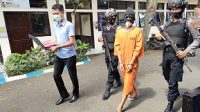 TERSANGKA Aprianto saat diamankan di Mapolres Jembrana. Foto: man TERSANGKA Aprianto saat diamankan di Mapolres Jembrana. Foto: man