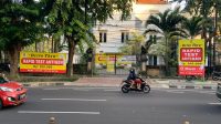PENGENDARA melewati tempat tes antigen swasta di kawasan Renon, Denpasar. Adanya kasus pemakaian alat antigen bekas dan alat yang ilegal di luar Bali, membuat DPRD Bali mengingatkan aparat terkait di Bali mengawasi legalitas tempat tes antigen yang ada. Foto: hen PENGENDARA melewati tempat tes antigen swasta di kawasan Renon, Denpasar. Adanya kasus pemakaian alat antigen bekas dan alat yang ilegal di luar Bali, membuat DPRD Bali mengingatkan aparat terkait di Bali mengawasi legalitas tempat tes antigen yang ada. Foto: hen