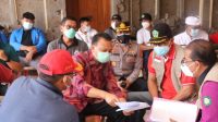 SEKDA Provinsi Bali, Dewa Made Indra, beserta rombongan menyempatkan ke kediaman Bupati Tabanan I Komang Gede Sanjaya, usai meninjau kegiatan vaksinasi di beberapa banjar di Desa Dauh Peken, Tabanan, Jumat (21/5/2021). Foto: ist SEKDA Provinsi Bali, Dewa Made Indra, beserta rombongan menyempatkan ke kediaman Bupati Tabanan I Komang Gede Sanjaya, usai meninjau kegiatan vaksinasi di beberapa banjar di Desa Dauh Peken, Tabanan, Jumat (21/5/2021). Foto: ist