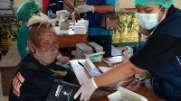 DINAS Kesehatan Karangasem melaksanakan vaksinasi massal Covid-19 untuk warga di tiga kelurahan, yakni Kelurahan Karangasem, Kelurahan Subagan dan Kelurahan Padangkerta. Foto: ist DINAS Kesehatan Karangasem melaksanakan vaksinasi massal Covid-19 untuk warga di tiga kelurahan, yakni Kelurahan Karangasem, Kelurahan Subagan dan Kelurahan Padangkerta. Foto: ist