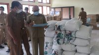 WAKIL Bupati Karangasem, I Wayan Artha Dipa, memantau bantuan yang disimpan di kantor Dinas Ketenagakerjaan Karangasem, Senin (17/5/2021). Foto: ist WAKIL Bupati Karangasem, I Wayan Artha Dipa, memantau bantuan yang disimpan di kantor Dinas Ketenagakerjaan Karangasem, Senin (17/5/2021). Foto: ist