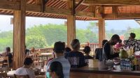 WARUNG Pande Egi selalu ramai pengunjung. Foto: adi WARUNG Pande Egi selalu ramai pengunjung. Foto: adi