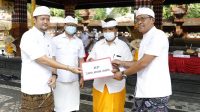 WABUP Suiasa menghadiri rangkaian Karya Ngenteg Linggih, Mapedudusan Alit di Pura Desa dan Pura Puseh, Desa Adat Ambengan, Ayunan, Abiansemal, Senin (3/5/2021). Pada kesempatan itu juga menyarankan dana kepada Desa Adat Ambengan. Foto: ist WABUP Suiasa menghadiri rangkaian Karya Ngenteg Linggih, Mapedudusan Alit di Pura Desa dan Pura Puseh, Desa Adat Ambengan, Ayunan, Abiansemal, Senin (3/5/2021). Pada kesempatan itu juga menyarankan dana kepada Desa Adat Ambengan. Foto: ist