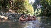 WARGA memanfaatkan sungai untuk mandi. Foto: adi WARGA memanfaatkan sungai untuk mandi. Foto: adi