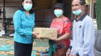 KETUA YKI Cabang Bangli, Sariasih Sedana Arta, menyerahkan bingkisan saat mengunjungi salah satu penderita kanker di Bangli, Kamis (6/5/2021). Foto: ist KETUA YKI Cabang Bangli, Sariasih Sedana Arta, menyerahkan bingkisan saat mengunjungi salah satu penderita kanker di Bangli, Kamis (6/5/2021). Foto: ist