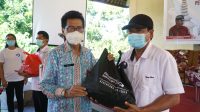 KEPALA Perwakilan BKKBN Provinsi Bali, Agus Putro Proklamasi, menyerahkan menyerahkan paket kebutuhan pokok di sela-sela sosialisasi pendataan keluarga serta bahaya stunting (tengkes) dalam Pendataan Keluarga (PK) tahun 2021 di Desa Seraya Barat, Kecamatan/Kabupaten Karangasem, Jumat (7/5). Foto: ist KEPALA Perwakilan BKKBN Provinsi Bali, Agus Putro Proklamasi, menyerahkan menyerahkan paket kebutuhan pokok di sela-sela sosialisasi pendataan keluarga serta bahaya stunting (tengkes) dalam Pendataan Keluarga (PK) tahun 2021 di Desa Seraya Barat, Kecamatan/Kabupaten Karangasem, Jumat (7/5). Foto: ist