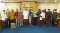 bakumham golkar BAKUMHAM Partai Golkar Bali menerima data terkait bangkrutnya LPD Umacetra, Karangasem untuk memberi pendampingan hukum kepada pengurus LPD dan prajuru adat yang digugat nasabah karena dananya tidak bisa ditarik, Kamis (27/5) lalu. Foto: Ist
