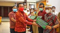 BUPATI Karangasem, I Gede Dana, didampingi Sekda I Ketut Sedana Merta serta Ida Bagus Mastika selaku Kepala Kantor Kementerian Agama Kabupaten Karangasem menyerahkan secara simbolis kepada penerima bantuan, Senin (10/5/2021) di wantilan Kantor Bupati Karangasem. Foto: ist BUPATI Karangasem, I Gede Dana, didampingi Sekda I Ketut Sedana Merta serta Ida Bagus Mastika selaku Kepala Kantor Kementerian Agama Kabupaten Karangasem menyerahkan secara simbolis kepada penerima bantuan, Senin (10/5/2021) di wantilan Kantor Bupati Karangasem. Foto: ist