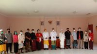 KETUA PHDI NTB, Ida Made Santi Adnya, bersama jajaran pengurus PHDI kabupaten/kota dan ormas Hindu lainnya di NTB menyatakan sikap mengecam postingan NPRS, Sabtu (15/5/2021) sore. Foto: rul KETUA PHDI NTB, Ida Made Santi Adnya, bersama jajaran pengurus PHDI kabupaten/kota dan ormas Hindu lainnya di NTB menyatakan sikap mengecam postingan NPRS, Sabtu (15/5/2021) sore. Foto: rul