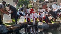 BUPATI Bangli, Sang Nyoman Sedana Arta, bersama jajaran Forkopimda melepas ikan koi di kolam kantor Bupati Bangli usai apel peringatan HUT ke-817 Kota Bangli, Senin (10/5/2021). Foto: ist BUPATI Bangli, Sang Nyoman Sedana Arta, bersama jajaran Forkopimda melepas ikan koi di kolam kantor Bupati Bangli usai apel peringatan HUT ke-817 Kota Bangli, Senin (10/5/2021). Foto: ist