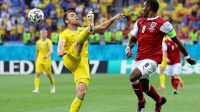 2021-06-21T172333Z_1644126662_UP1EH6L1CB7SA_RTRMADP_3_SOCCER-EURO-UKR-AUT-REPORT_1