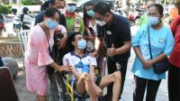 WAKIL Wali Kota Denpasar, Kadek Agus Arya Wibawa, menyapa salah satu peserta vaksinasi Covid-19 untuk penyandang disabilitas dan skizofrenia di Rumah Bisabilitas, Jalan Kamboja, Denpasar, Minggu (6/6/2021). Foto: ist WAKIL Wali Kota Denpasar, Kadek Agus Arya Wibawa, menyapa salah satu peserta vaksinasi Covid-19 untuk penyandang disabilitas dan skizofrenia di Rumah Bisabilitas, Jalan Kamboja, Denpasar, Minggu (6/6/2021). Foto: ist