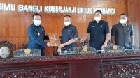 BUPATI Bangli, Sang Nyoman Sedana Arta, menyerahkan lima ranperda untuk dibahas dalam rapat paripurna, Senin (14/6/2021), Ketua DPRD Bangli, I Ketut Suastika. Foto: ist BUPATI Bangli, Sang Nyoman Sedana Arta, menyerahkan lima ranperda untuk dibahas dalam rapat paripurna, Senin (14/6/2021), Ketua DPRD Bangli, I Ketut Suastika. Foto: ist