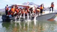 BUPATI Bangli, Sang Nyoman Sedana Arta, menebar 150 ribu benih ikan nila di Danau Batur yang dirangkaikan dengan Hari Lahir Pancasila dan Bulan Bung Karno, Sabtu (19/6/2021). Foto: ist BUPATI Bangli, Sang Nyoman Sedana Arta, menebar 150 ribu benih ikan nila di Danau Batur yang dirangkaikan dengan Hari Lahir Pancasila dan Bulan Bung Karno, Sabtu (19/6/2021). Foto: ist