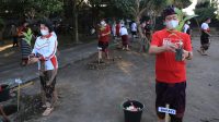 BUPATI Klungkung, I Nyoman Suwirta, menggelar aksi penanaman pohon dan Gema Tansaplas di sejumlah pantai di Klungkung, Senin (21/6/2021). Foto: ist BUPATI Klungkung, I Nyoman Suwirta, menggelar aksi penanaman pohon dan Gema Tansaplas di sejumlah pantai di Klungkung, Senin (21/6/2021). Foto: ist