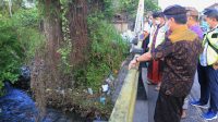BUPATI Suwirta meninjau aliran muara Sungai Candigara di Banjar Pancingan, Desa Kusamba, Kamis (10/6/2021). Foto: ist BUPATI Suwirta meninjau aliran muara Sungai Candigara di Banjar Pancingan, Desa Kusamba, Kamis (10/6/2021). Foto: ist