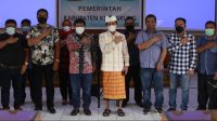 BUPATI Suwirta menerima kunjungan studi komparatif Bupati Kabupaten Minahasa Tenggara, Provinsi Sulawesi Utara, James Sumendap; di ruang rapat Praja Mandala kantor Bupati Klungkung, Kamis (24/6/2021). Foto: ist BUPATI Suwirta menerima kunjungan studi komparatif Bupati Kabupaten Minahasa Tenggara, Provinsi Sulawesi Utara, James Sumendap; di ruang rapat Praja Mandala kantor Bupati Klungkung, Kamis (24/6/2021). Foto: ist