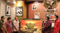 BUPATI Tabanan, I Komang Gede Sanjaya, saat memberikan cenderamata berupa lukisan alam Tanah Lot, kepada Bupati Minahasa, Royke Octavian Roring, di Ruang Kerja Bupati Tabanan, Senin (21/6/2021). Foto: ist BUPATI Tabanan, I Komang Gede Sanjaya, saat memberikan cenderamata berupa lukisan alam Tanah Lot, kepada Bupati Minahasa, Royke Octavian Roring, di Ruang Kerja Bupati Tabanan, Senin (21/6/2021). Foto: ist