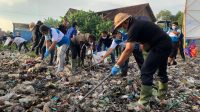 BUPATI Tamba dan Wabup Ipat bersama masyarakat bersihkan sampah sungai Loloan, Jumat (25/6/2021). Foto: ist BUPATI Tamba dan Wabup Ipat bersama masyarakat bersihkan sampah sungai Loloan, Jumat (25/6/2021). Foto: ist