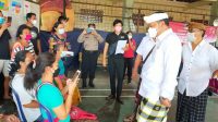 BUPATI Gianyar, Made Mahayastra, saat meninjau vaksinasi Covid-19 yang berbasis banjar, Senin (7/6/2021). Foto: ist BUPATI Gianyar, Made Mahayastra, saat meninjau vaksinasi Covid-19 yang berbasis banjar, Senin (7/6/2021). Foto: ist