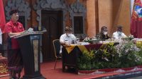 BUPATI Karangasem, I Gede Dana, menaruh perhatian serius terhadap keberadaan Lembaga Perkreditan Desa (LPD) di Karangasem. Dana mengundang Kepala Kejaksaan Negeri (Kajari) Karangasem, Kalbu Pribadi, untuk membina 190 LPD yang ada di Karangasem, Kamis (10/6/2021). Foto: ist BUPATI Karangasem, I Gede Dana, menaruh perhatian serius terhadap keberadaan Lembaga Perkreditan Desa (LPD) di Karangasem. Dana mengundang Kepala Kejaksaan Negeri (Kajari) Karangasem, Kalbu Pribadi, untuk membina 190 LPD yang ada di Karangasem, Kamis (10/6/2021). Foto: ist
