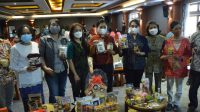 DEKRANASDA Denpasar bersama para pelaku IKM/UKM Kota Denpasar menunjukkan beberapa produk lokal di sela-sela pelaksanaan pelatihan manajemen retail, Selasa (8/6/2021), di Graha Sewaka Dharma, Lumintang. Foto: ist DEKRANASDA Denpasar bersama para pelaku IKM/UKM Kota Denpasar menunjukkan beberapa produk lokal di sela-sela pelaksanaan pelatihan manajemen retail, Selasa (8/6/2021), di Graha Sewaka Dharma, Lumintang. Foto: ist