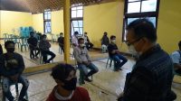 KEPALA Disnakertans Provinsi NTB, I Gede Putu Aryadi, saat melepas puluhan warga NTB yang bekerja di tahap pertama di perusahaan kelapa sawit di Kalteng. Foto: rul KEPALA Disnakertans Provinsi NTB, I Gede Putu Aryadi, saat melepas puluhan warga NTB yang bekerja di tahap pertama di perusahaan kelapa sawit di Kalteng. Foto: rul