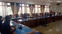 PERTEMUAN digelar DPRD Buleleng melibatkan pihak terkait, membahas keluhan pemilik toko di areal Pasar Banyuasri yang keberatan atas naiknya tarif sewa harian dan bulan toko. Foto: rik PERTEMUAN digelar DPRD Buleleng melibatkan pihak terkait, membahas keluhan pemilik toko di areal Pasar Banyuasri yang keberatan atas naiknya tarif sewa harian dan bulan toko. Foto: rik